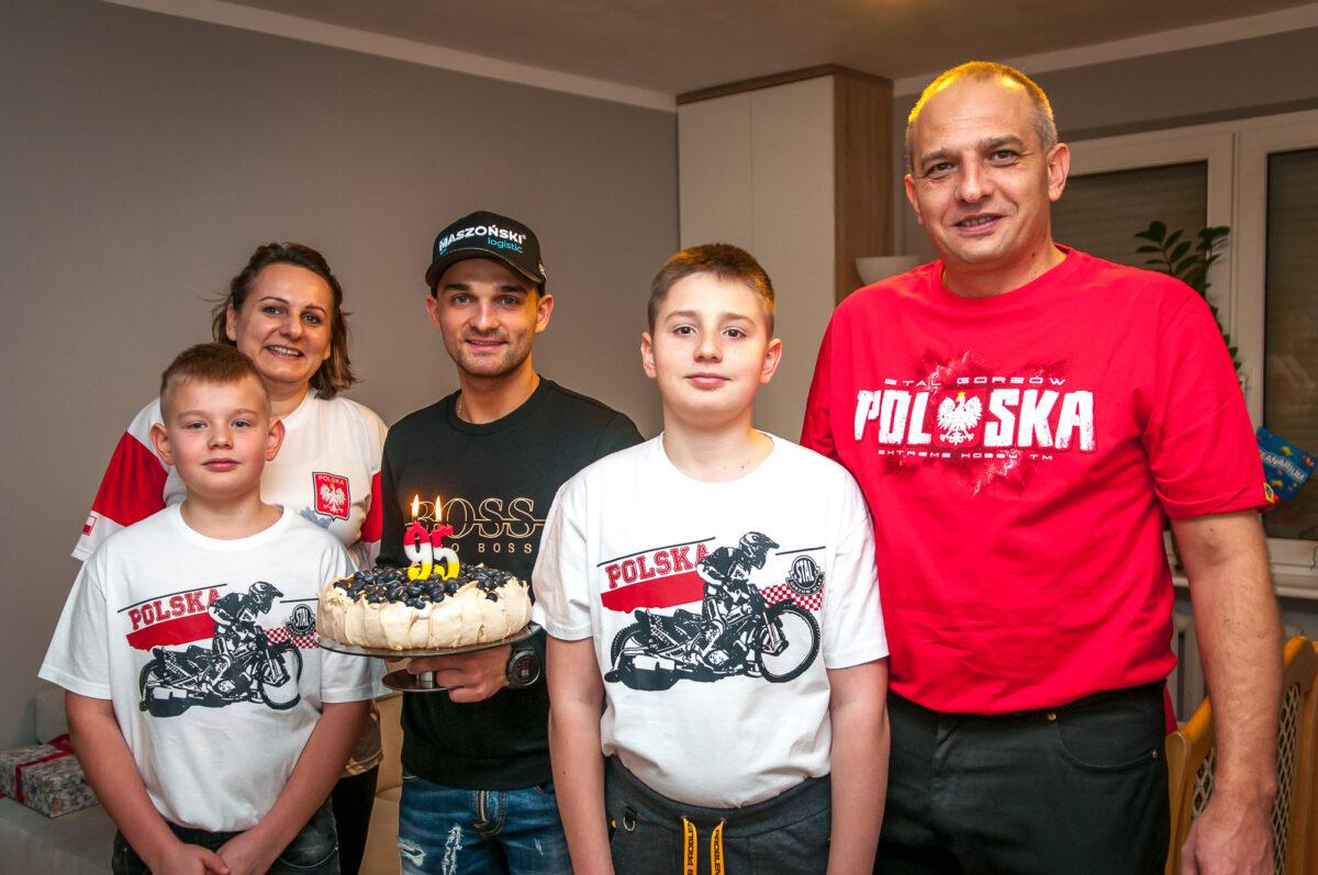 Bartosz Zmarzlik w roli Świętego Mikołaja zapraszał na Grand Prix do Warszawy