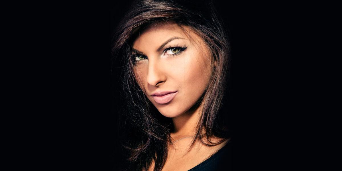 Miss Startu PGE Ekstraligi wie, że patrzą na nią żużlowcy