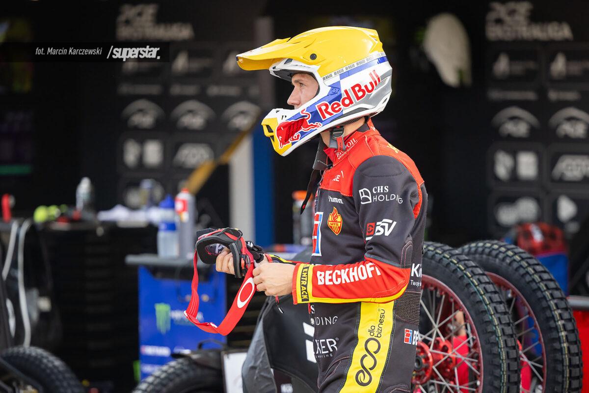 Bolid Red Bull Racing kontra motocykl żużlowy na torze we Wrocławiu