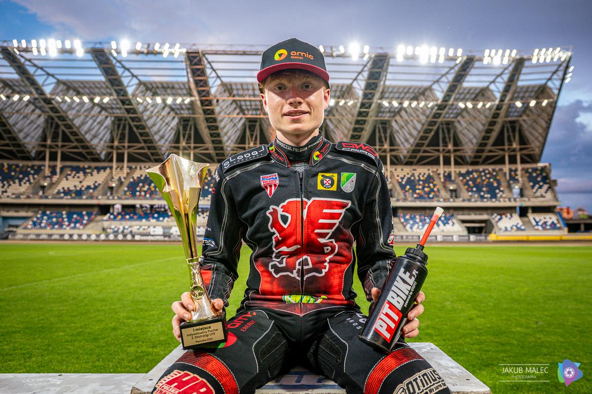 Maksymilian Pawełczak z kompletem punktów wygrywa 5. rundę IP2E U19 w Poznaniu
