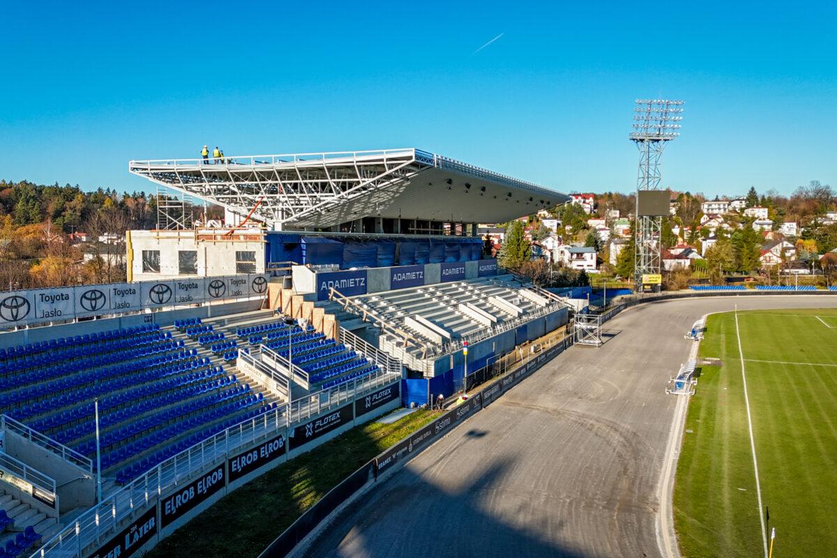 Budowa nowej trybuny na stadionie CELLFAST WILKÓW Krosno dobiega końca